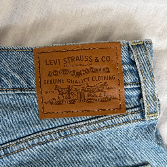 Levi’s | Premium Ribcage Short - Picture 7 of 9